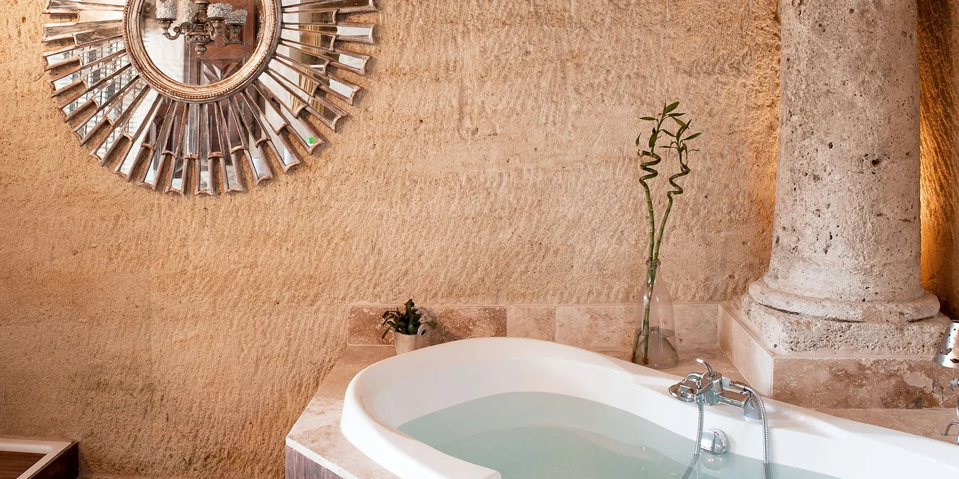 Le bain à remous du spa sous un miroir soleil