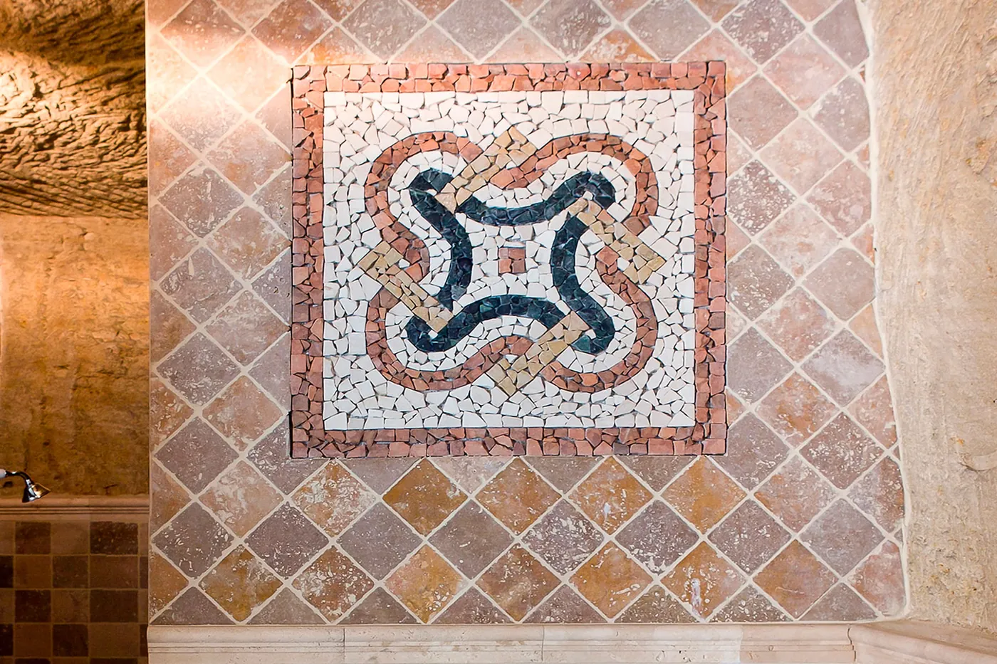 Le hammam en pierre et mosaïque du spa